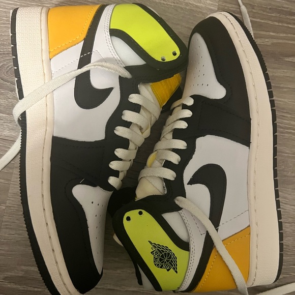 BRAND NEW - 2021 air Jordan 1 retro high og ‘volt gold’ - Picture 4 of 8